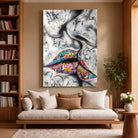 Tableau Street Art Baiser Urbain sur toile, accroché dans un salon avec bibliothèque