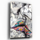 Tableau Street Art Baiser Urbain en verre acrylique, vue inclinée sur fond blanc