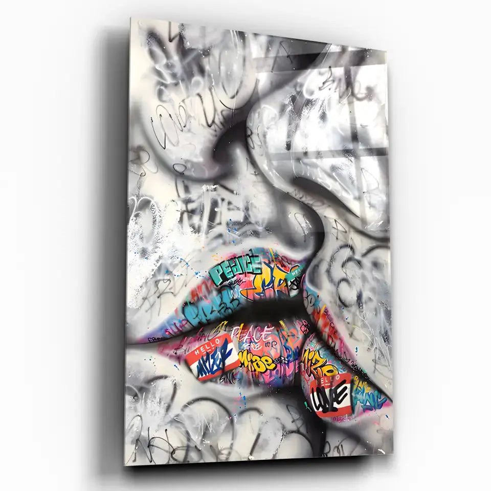 Tableau Street Art Baiser Urbain en verre acrylique, vue inclinée sur fond blanc