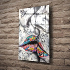 Tableau Street Art Baiser Urbain en verre acrylique, fixé sur un mur de pierre