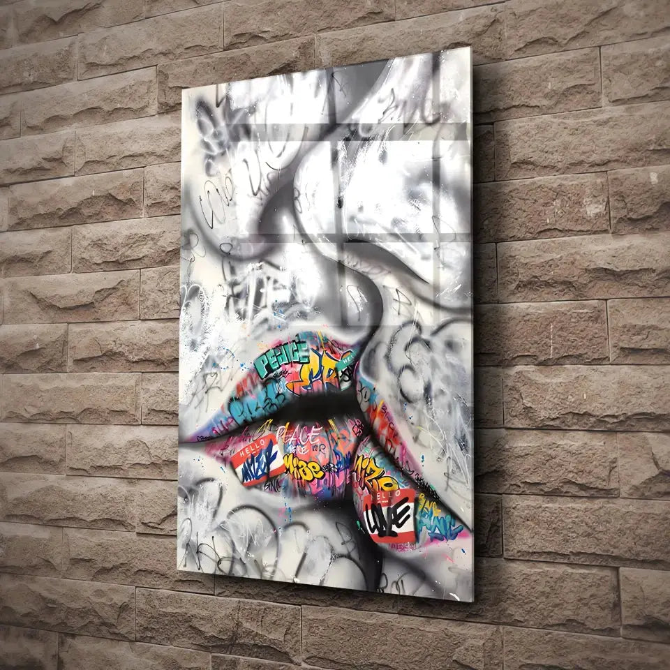 Tableau Street Art Baiser Urbain en verre acrylique, fixé sur un mur de pierre