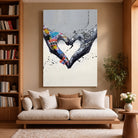 Tableau Street Art Cœur Créatif sur toile, accroché dans un salon avec bibliothèque