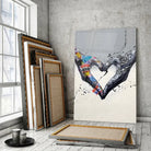 Tableau Street Art Cœur Créatif en verre acrylique, posé devant des cadres empilés
