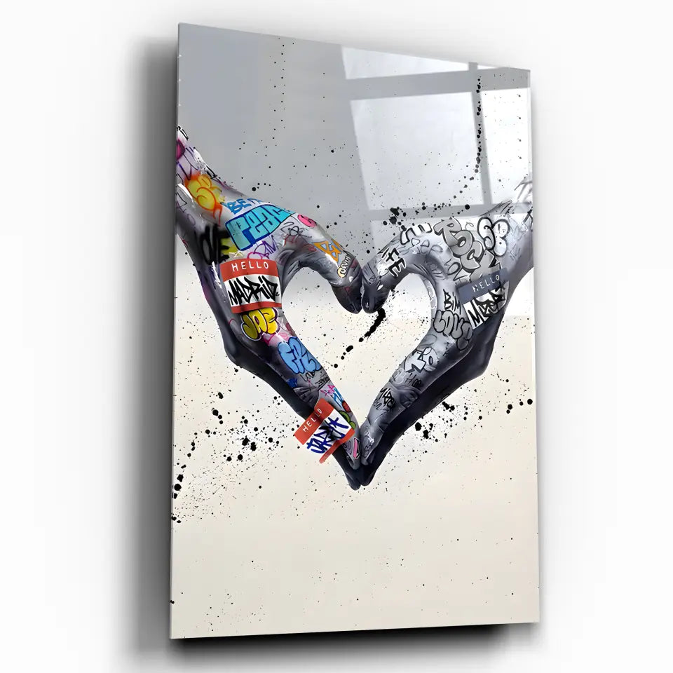 Tableau Street Art Cœur Créatif en verre acrylique, vue inclinée sur fond blanc