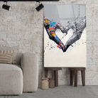 Tableau Street Art Cœur Créatif en verre acrylique, posé sur des tabourets devant un mur de briques