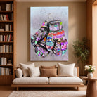 Tableau Street Art Combat Créatif sur toile, accroché dans un salon avec bibliothèque