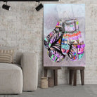 Tableau Street Art Combat Créatif en verre acrylique, posé sur des tabourets devant un mur de briques