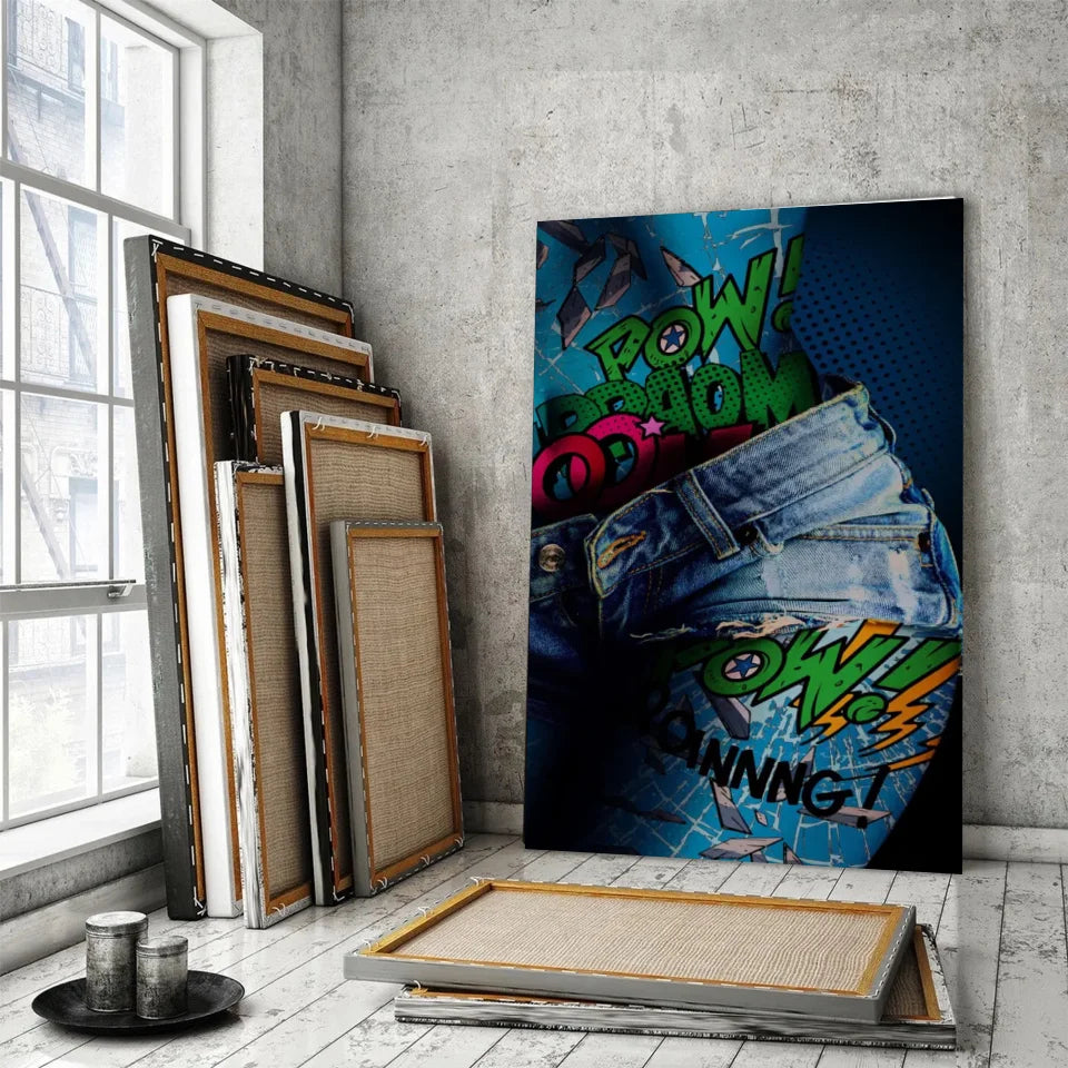 Tableau Street Art Effet Comics et Denim sur toile, posé devant des cadres empilés près d'une fenêtre