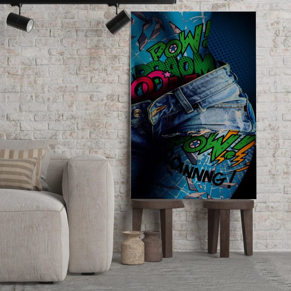 Tableau Street Art Effet Comics et Denim sur toile, posé sur des tabourets devant un mur de briques