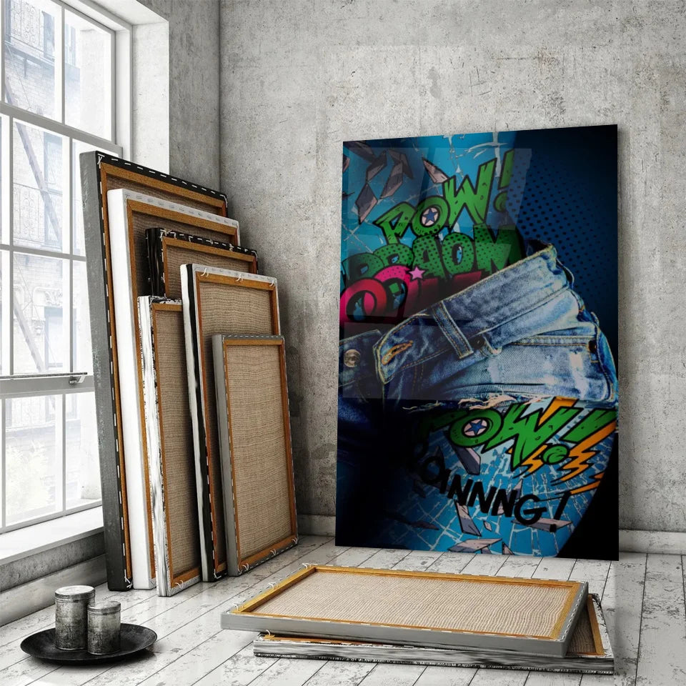 Tableau Street Art Effet Comics et Denim en verre acrylique, posé devant des cadres empilés