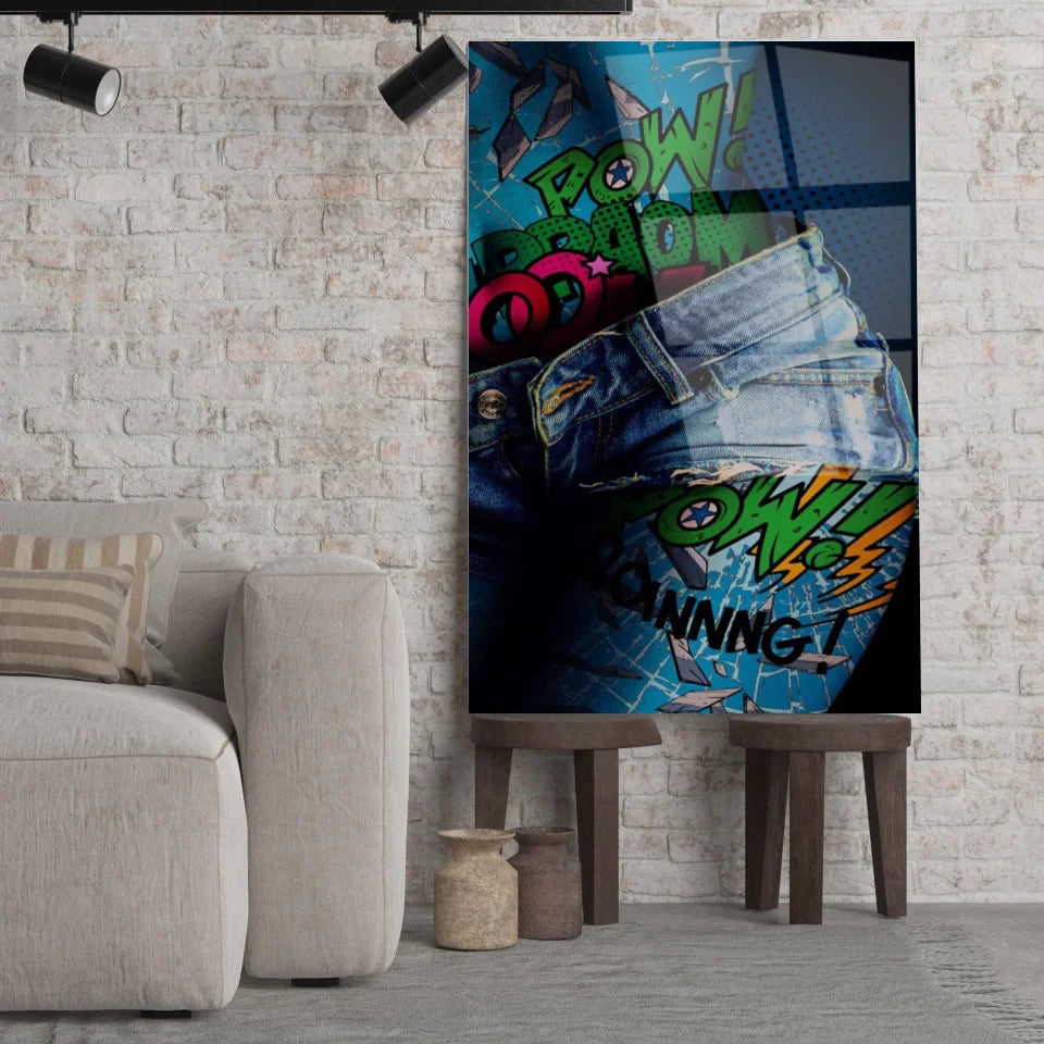 Tableau Street Art Effet Comics et Denim en verre acrylique, posé sur des tabourets devant un mur de briques