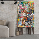 Tableau Street Art Complicité Urbaine sur toile, posé sur des tabourets devant un mur de briques