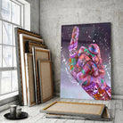 Tableau Street Art Défi Urbain en verre acrylique, posé devant des cadres empilés