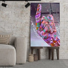 Tableau Street Art Défi Urbain en verre acrylique, posé sur des tabourets devant un mur de briques
