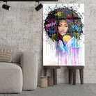 Tableau Street Art Éclat Afro en verre acrylique, posé sur des tabourets devant un mur de briques