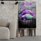 Tableau Street Art Éclat Liquide en verre acrylique, posé sur des tabourets devant un mur de briques