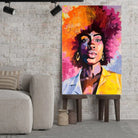 Tableau Street Art Femme Afro sur toile, posé sur des tabourets devant un mur de briques