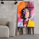 Tableau Street Art Femme Afro en verre acrylique, posé sur des tabourets devant un mur de briques