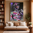 Tableau Street Art Héritage Urbain sur toile, accroché dans un salon avec bibliothèque