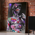 Tableau Street Art Héritage Urbain sur toile, posé au sol contre un mur de briques rouges