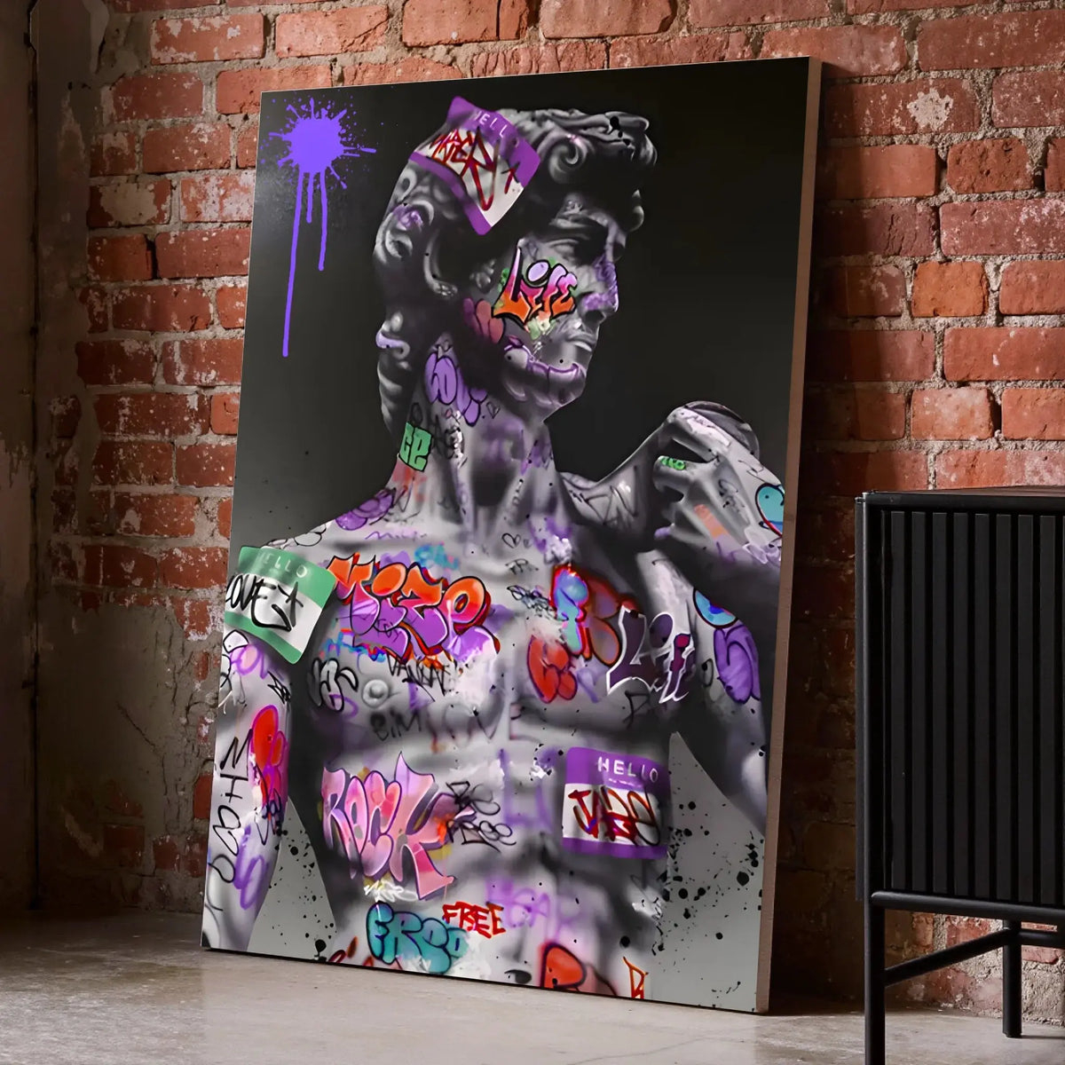 Tableau Street Art Héritage Urbain sur toile, posé au sol contre un mur de briques rouges