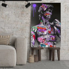 Tableau Street Art Héritage Urbain sur toile, posé sur des tabourets devant un mur de briques