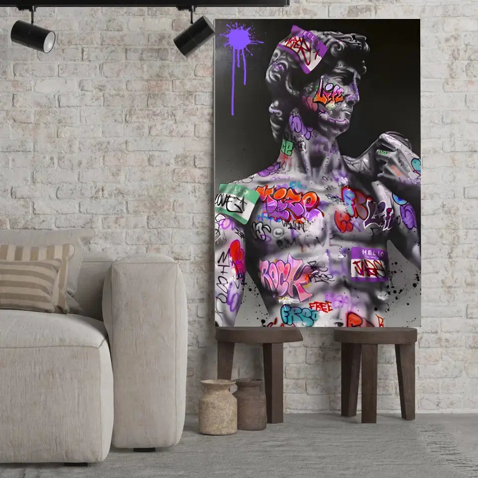 Tableau Street Art Héritage Urbain sur toile, posé sur des tabourets devant un mur de briques