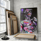Tableau Street Art Héritage Urbain en verre acrylique, posé devant des cadres empilés