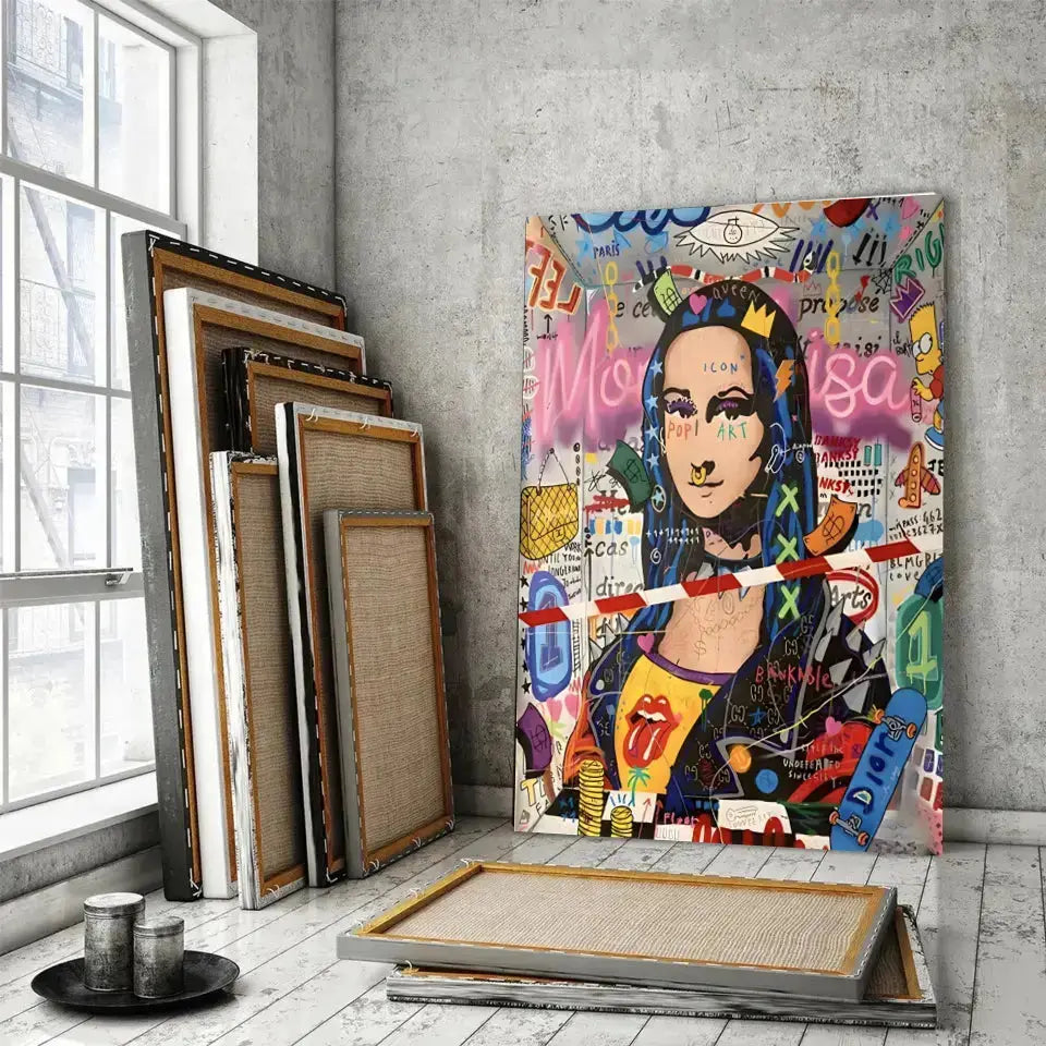Tableau Street Art Joconde Moderne sur toile, posé devant des cadres empilés près d'une fenêtre