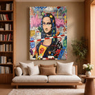 Tableau Street Art Joconde Moderne sur toile, accroché dans un salon avec bibliothèque