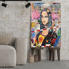 Tableau Street Art Joconde Moderne en verre acrylique, posé sur des tabourets devant un mur de briques