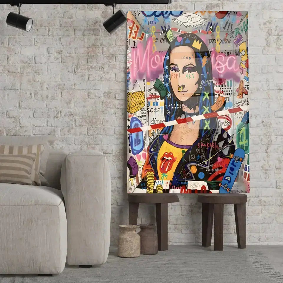 Tableau Street Art Joconde Moderne en verre acrylique, posé sur des tabourets devant un mur de briques