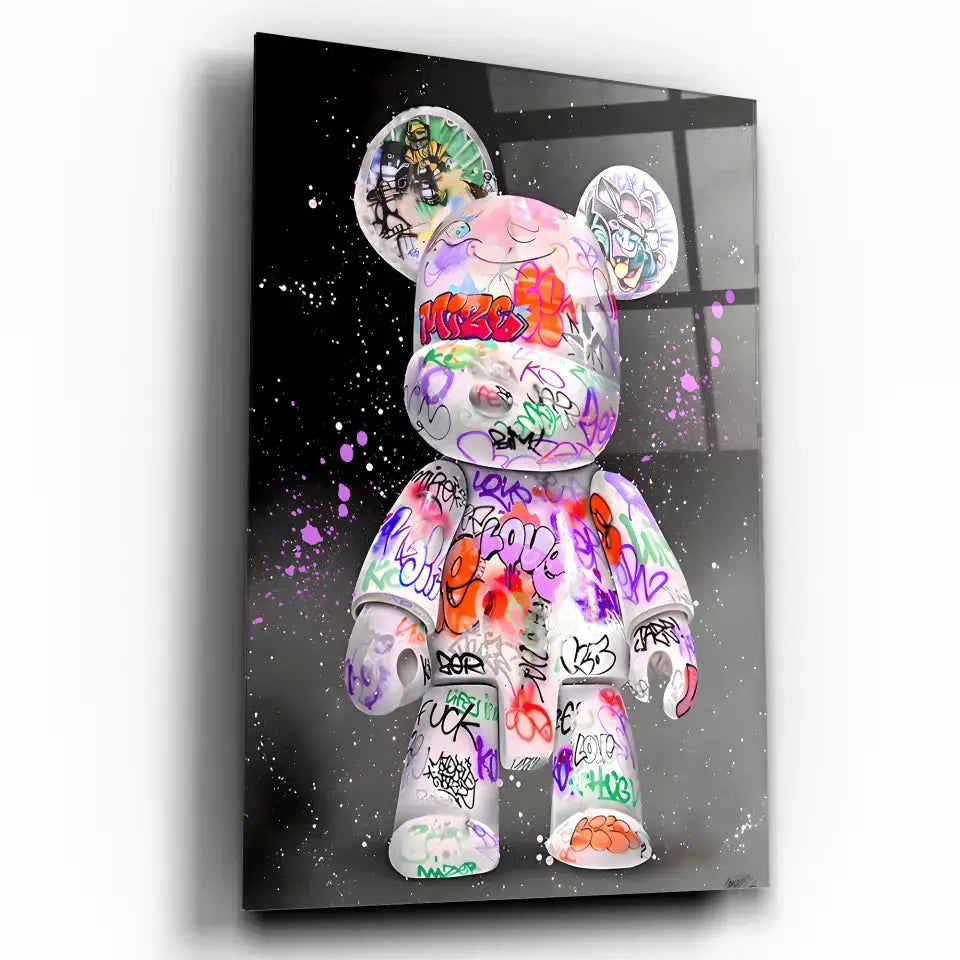 Tableau Street Art Kaws Bearbrick en verre acrylique, vue inclinée sur fond blanc