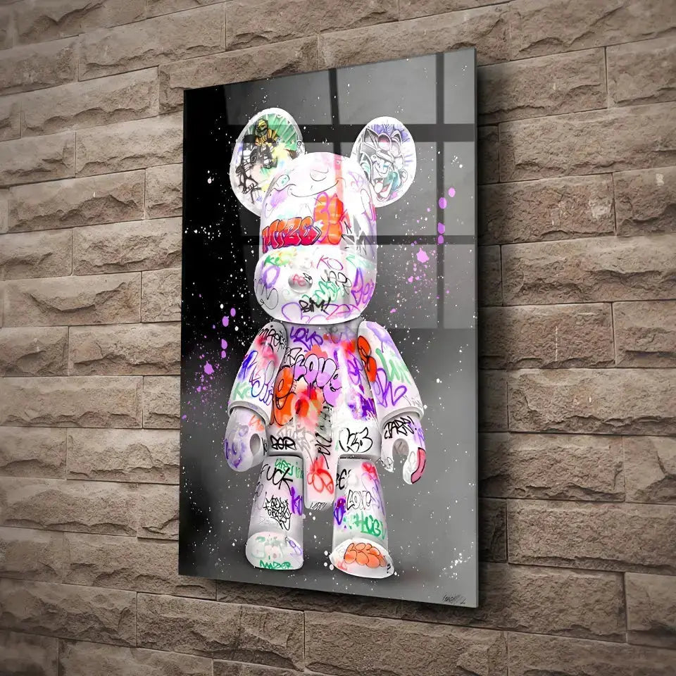 Tableau Street Art Kaws Bearbrick en verre acrylique, fixé sur un mur de pierre