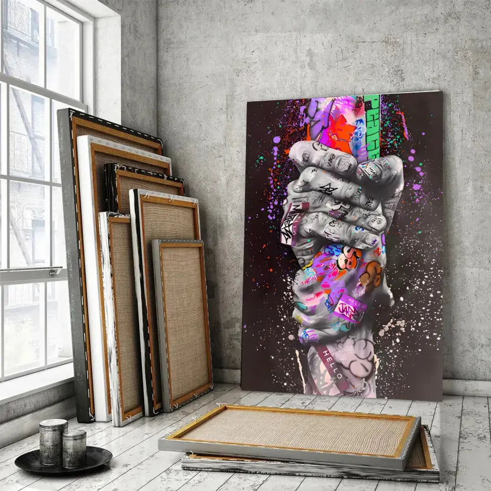Tableau Street Art Lien Urbain sur toile, posé devant des cadres empilés près d'une fenêtre