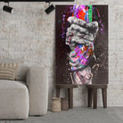 Tableau Street Art Lien Urbain sur toile, posé sur des tabourets devant un mur de briques