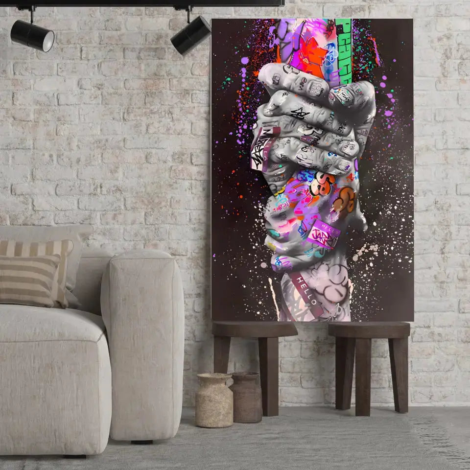 Tableau Street Art Lien Urbain sur toile, posé sur des tabourets devant un mur de briques