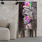 Tableau Street Art Lien Urbain en verre acrylique, posé sur des tabourets devant un mur de briques