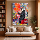 Tableau Street Art Pause Urbaine sur toile, accroché dans un salon avec bibliothèque
