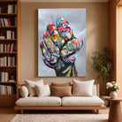 Tableau Street Art Poing de Révolte sur toile, accroché dans un salon avec bibliothèque