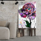 Tableau Street Art Rose Urbaine sur toile, posé sur des tabourets devant un mur de briques