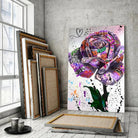 Tableau Street Art Rose Urbaine en verre acrylique, posé devant des cadres empilés
