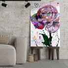 Tableau Street Art Rose Urbaine en verre acrylique, posé sur des tabourets devant un mur de briques