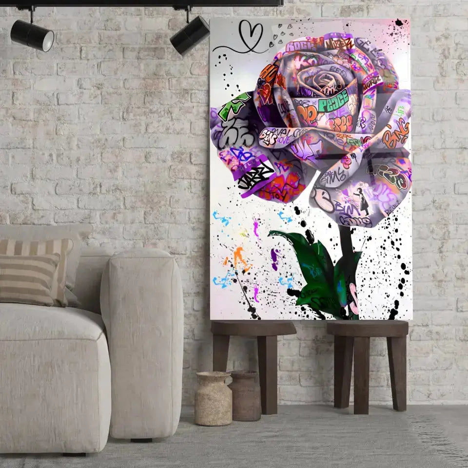 Tableau Street Art Rose Urbaine en verre acrylique, posé sur des tabourets devant un mur de briques