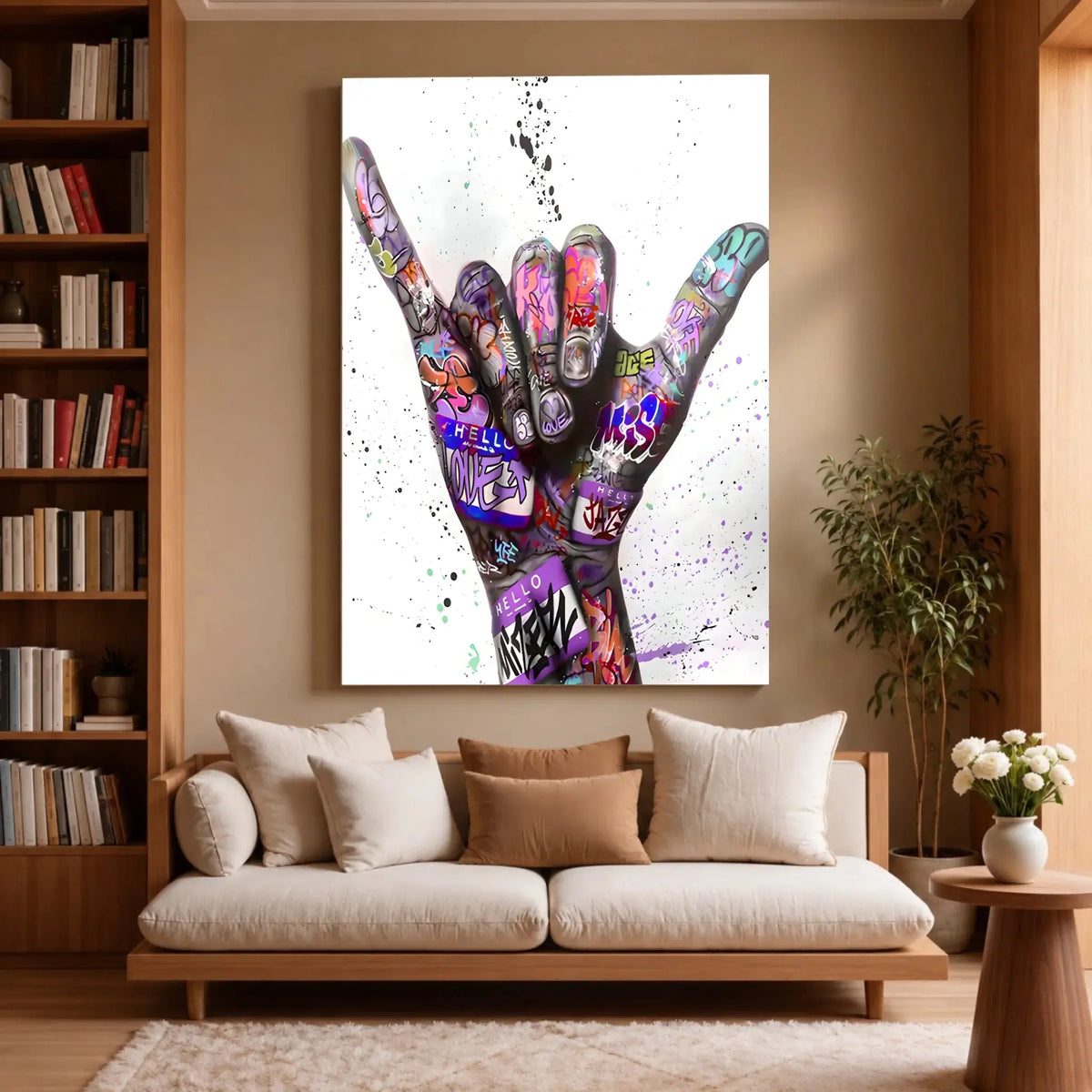 Tableau Street Art Signe Urbain sur toile, accroché dans un salon avec bibliothèque