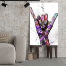 Tableau Street Art Signe Urbain sur toile, posé sur des tabourets devant un mur de briques
