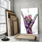 Tableau Street Art Signe Urbain en verre acrylique, posé devant des cadres empilés