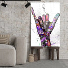 Tableau Street Art Signe Urbain en verre acrylique, posé sur des tabourets devant un mur de briques