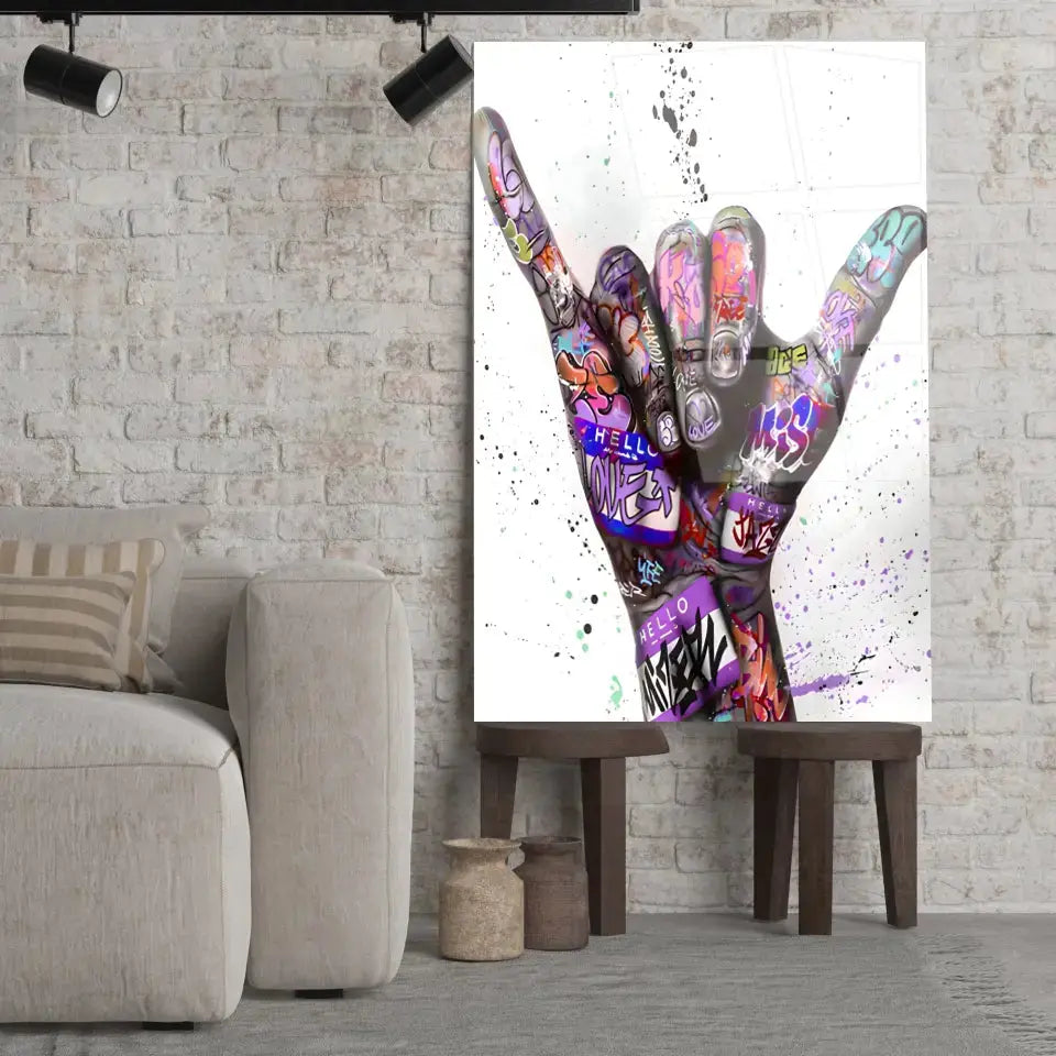 Tableau Street Art Signe Urbain en verre acrylique, posé sur des tabourets devant un mur de briques