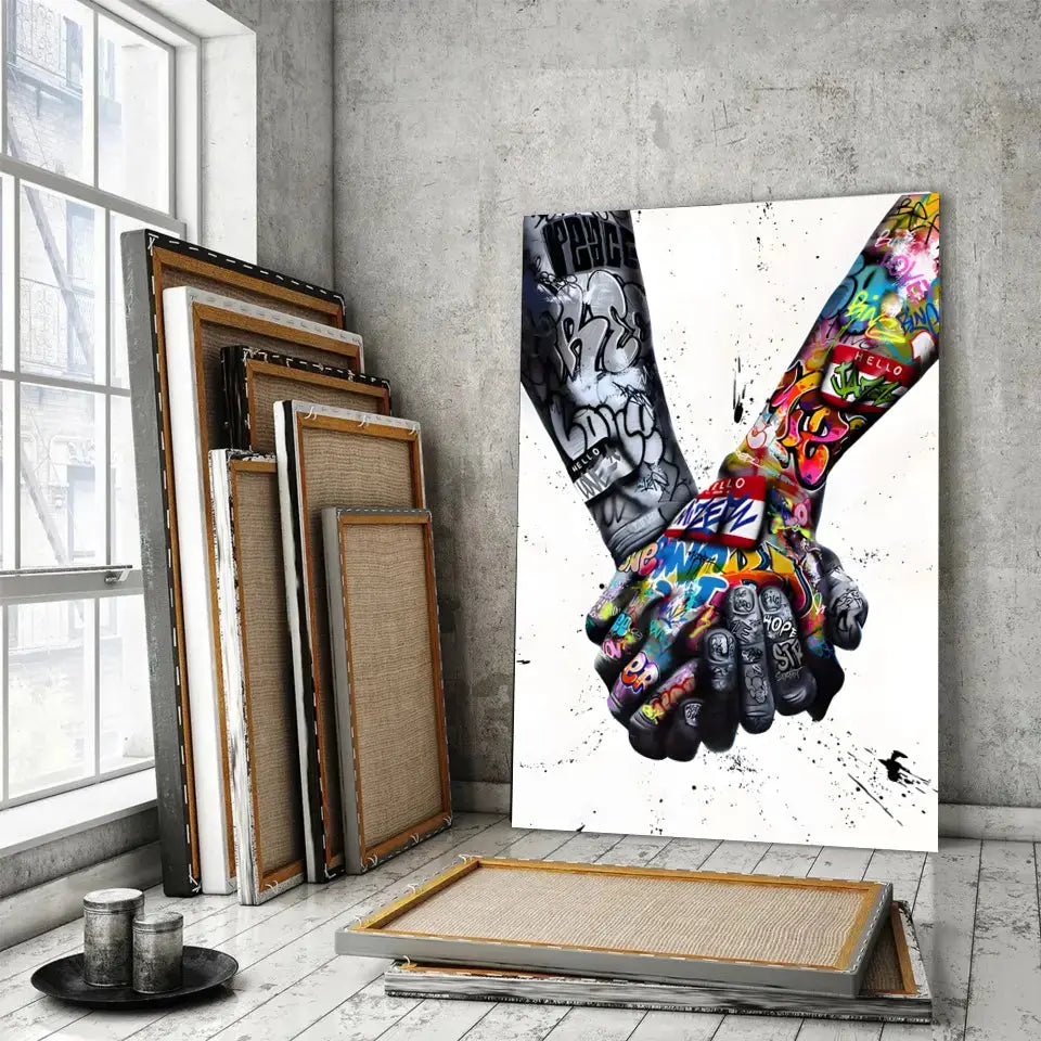 Tableau Street Art Union Colorée sur toile, posé devant des cadres empilés près d'une fenêtre